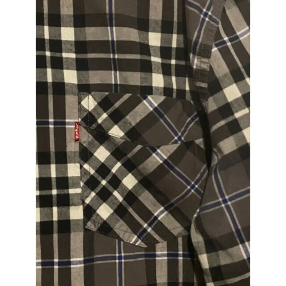 LEVIS Men's LARGE BUTTON DOWN 60% cotton‎ 40% polyester LIGHT WEIGHT